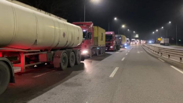 Trafik kilometrik kamionësh në aksin Morinë –Vërmicë, shkak puna e ngadaltë në doganë