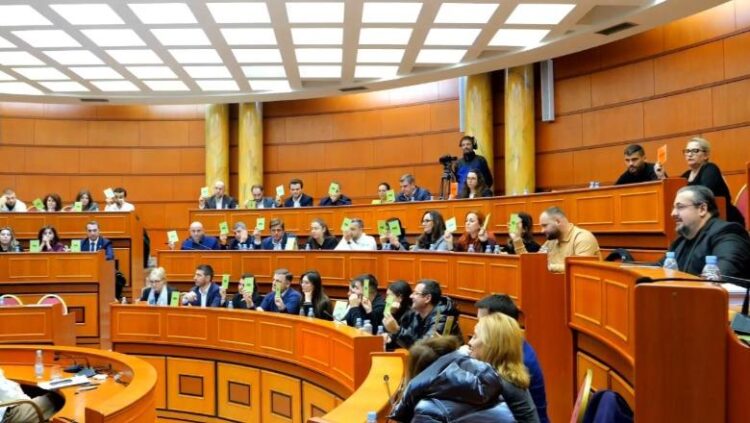 Buxheti 400 mln € i Tiranës kalon pa Veliajn, PD shpërthen: Vendim i paligjshëm