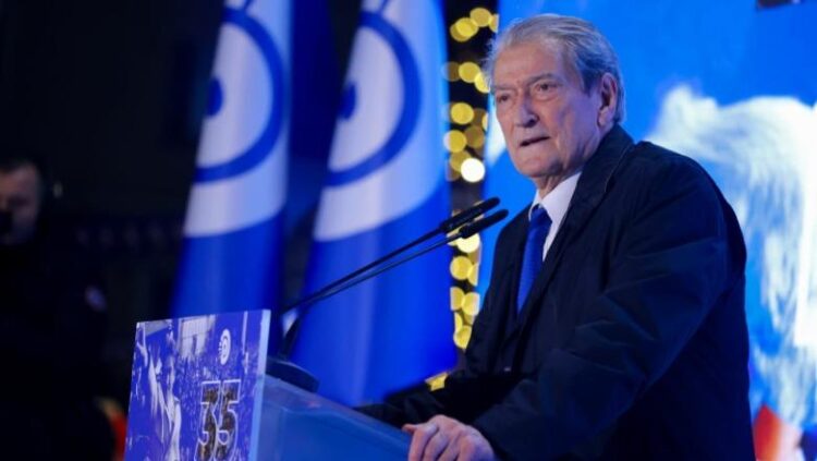 Berisha urdhër deputetëve të PD: Nuk do dilni në televizione pa marrë leje, moderatorët dhe analistët kontrollohen nga qeveria