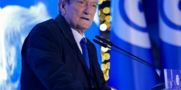 Berisha urdhër deputetëve të PD: Nuk do dilni në televizione pa marrë leje, moderatorët dhe analistët kontrollohen nga qeveria