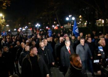 Pjesëmarrje e ulët para Kryeministrisë/ U thirr protesta ‘kombëtare’, vijnë vetëm tifozët e Foltores