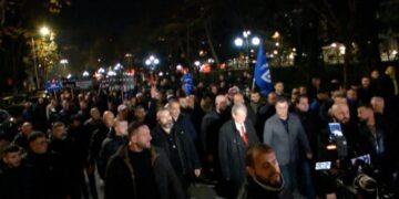 Pjesëmarrje e ulët para Kryeministrisë/ U thirr protesta ‘kombëtare’, vijnë vetëm tifozët e Foltores