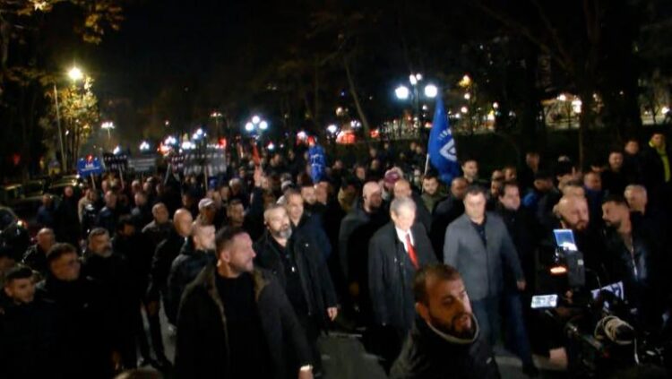 Pjesëmarrje e ulët para Kryeministrisë/ U thirr protesta ‘kombëtare’, vijnë vetëm tifozët e Foltores