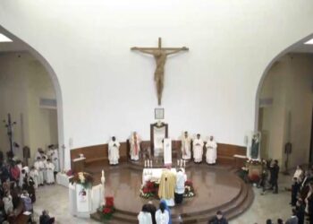 Mbahet mesha e Krishtlindjes në katedralen ‘Shën Pali’ në Tiranë