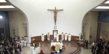 Mbahet mesha e Krishtlindjes në katedralen ‘Shën Pali’ në Tiranë