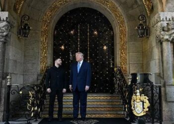 A do të ketë paqe? Zelensky mbërrin në Mar-a-Lago, shtrëngon duart me Trump