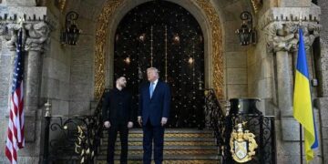 A do të ketë paqe? Zelensky mbërrin në Mar-a-Lago, shtrëngon duart me Trump