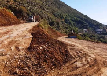 Incident i rëndë në Borsh, guri bie mbi skrep, drejtuesi transportohet me helikopter drejt Tiranës