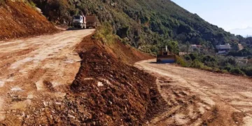 Incident i rëndë në Borsh, guri bie mbi skrep, drejtuesi transportohet me helikopter drejt Tiranës