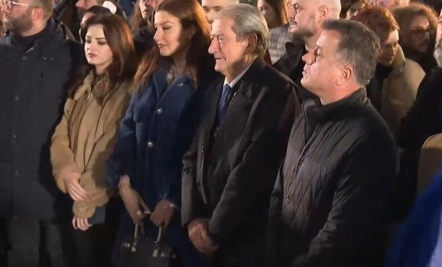 Sali Berisha në tubim para Kryeministrisë, nis “Foltorja 2” me qytetarët