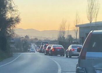 Fundviti sjell fluks automjetesh, rëndohet qarkullimi në Rrugën e Arbrit