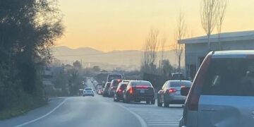 Fundviti sjell fluks automjetesh, rëndohet qarkullimi në Rrugën e Arbrit