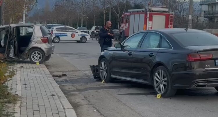 Aksident i rëndë në Kamëz, përplasen 2 automjete, 4 të plagosur