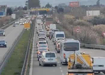Përplasje makinash zinxhir në aksin Lushnjë-Fier, radhë e gjatë trafiku