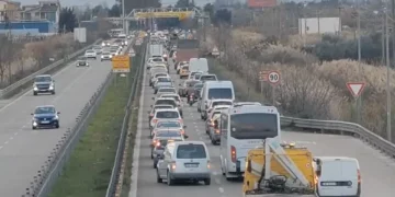 Përplasje makinash zinxhir në aksin Lushnjë-Fier, radhë e gjatë trafiku
