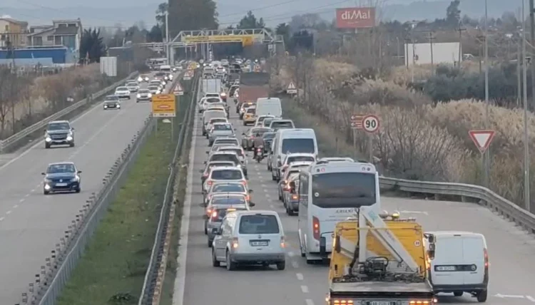 Përplasje makinash zinxhir në aksin Lushnjë-Fier, radhë e gjatë trafiku