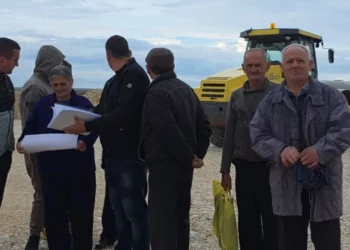 Banorët e Fierit protestojnë: ‘Bervi Construction’ e Salillarit po ndërton park diellor në tokat tona