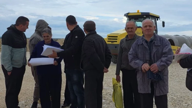 Banorët e Fierit protestojnë: ‘Bervi Construction’ e Salillarit po ndërton park diellor në tokat tona