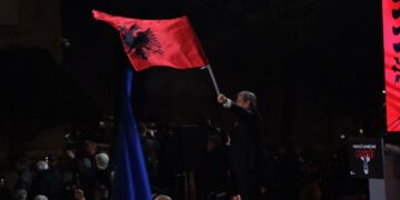 Meta ndan foto nga protesta e opozitës: Numërimi mbrapsht ka filluar