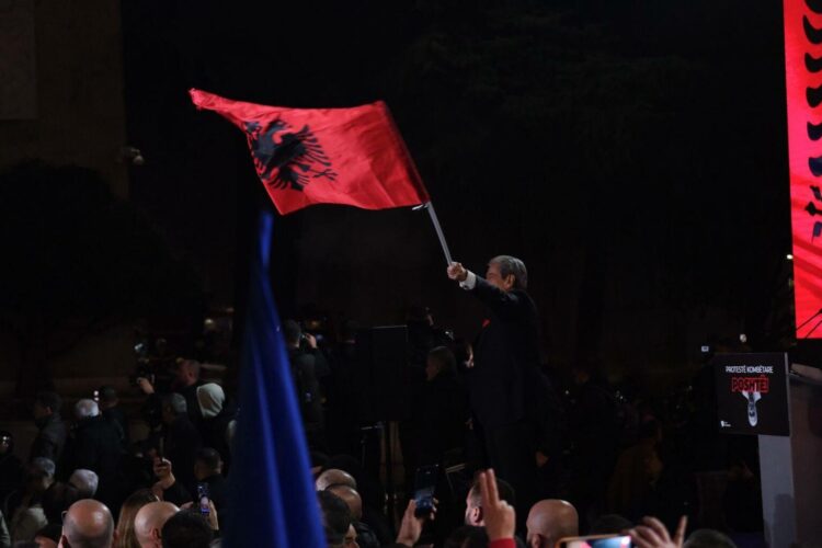 Meta ndan foto nga protesta e opozitës: Numërimi mbrapsht ka filluar