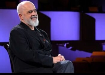 Rama kthehet 35 vite pas, kujton gjyshen, babain dhe hyrjen e tij në politikë