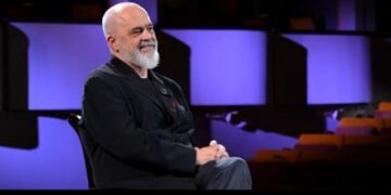 Rama kthehet 35 vite pas, kujton gjyshen, babain dhe hyrjen e tij në politikë