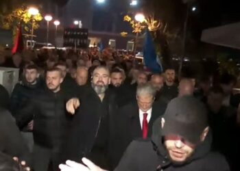 “O Sali, o hero, gjithë Shqipëria ty të do”, Berisha dhe mbështetësit e tij dalin nga selia