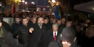 “O Sali, o hero, gjithë Shqipëria ty të do”, Berisha dhe mbështetësit e tij dalin nga selia