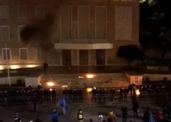 “Ja të vdesim, ja të rrojmë”, Berisha mbyll fjalimin, hidhen molotovë, zjarr para derës së kryeministrisë