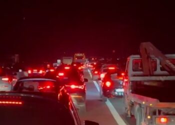 Radhë kilometrike automjetesh në Bradashesh në dalje të autostradës Tiranë-Elbasan