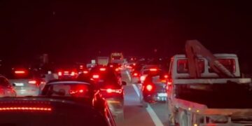 Radhë kilometrike automjetesh në Bradashesh në dalje të autostradës Tiranë-Elbasan