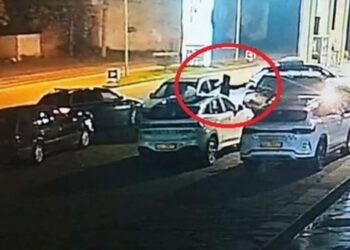 VIDEO e atentatit në Elbasan: Autori shkon i vetëm pranë makinës së viktimës