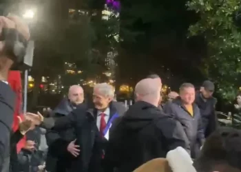 Pak para protestës, Kryetari i PD-së mbërrin në selinë blu