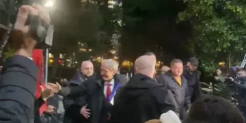 Pak para protestës, Kryetari i PD-së mbërrin në selinë blu