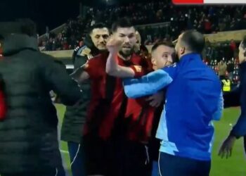 Dhunë në Vlorë/ Tifozët godasin lojtarët e Teutës, më pas 4 gola dhe nga një pikë