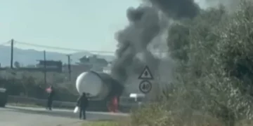 Përfshihet nga flakët autoboti me gaz në aksin Elbasan-Peqin