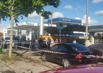 Aksident në Durrës/ Shoferi përplas me makinë nënën me fëmijën e mitur dhe ‘arratiset