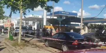 Aksident në Durrës/ Shoferi përplas me makinë nënën me fëmijën e mitur dhe ‘arratiset