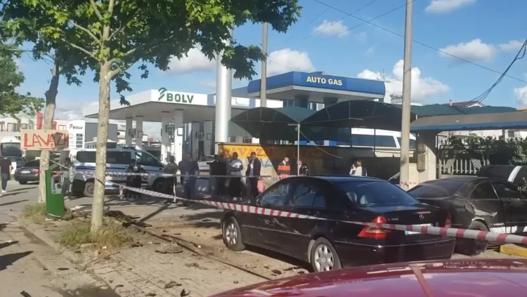 Aksident në Durrës, shoferi përplas me makinë nënën me fëmijën e mitur dhe ‘arratiset