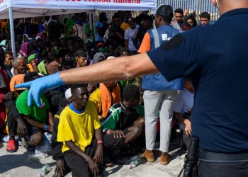 BE përshpejton dëbimet e emigrantëve, firmosen marrëveshje të reja për qendrat e kthimit