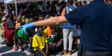 BE përshpejton dëbimet e emigrantëve, firmosen marrëveshje të reja për qendrat e kthimit