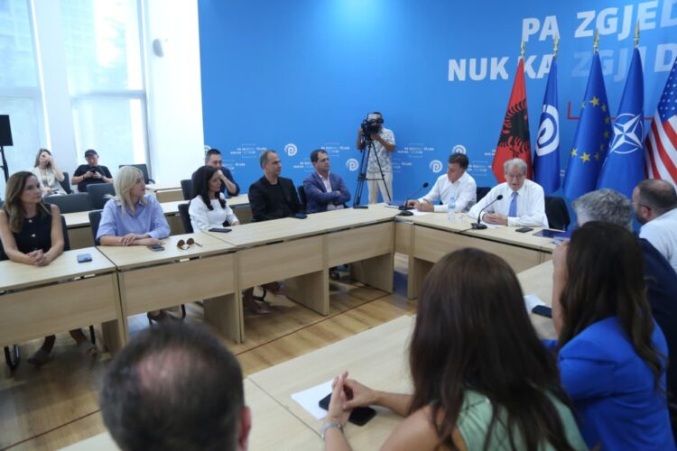 Anëtari i Kryesisë së PD zbulon prapaskenat nga mbledhja me dyer të mbyllura: Gjekmarkaj ofroi dorëheqjen, të largohen dhe Noka e Bardhi