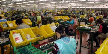 Punonjësit nga Mianmari po zëvendësojnë gradualisht shqiptarët në industrinë fason