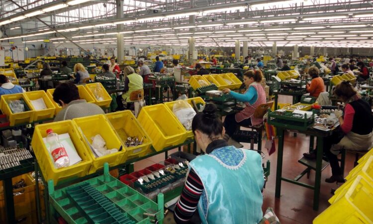 Punonjësit nga Mianmari po zëvendësojnë gradualisht shqiptarët në industrinë fason