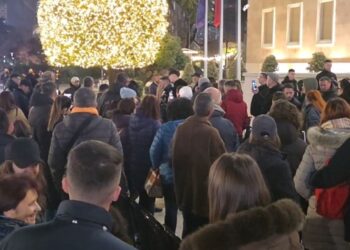 Lapaj vijon protestën para Kryeministrisë: Populli çoi qeverinë drejt dorëheqjes në Bullgari, ta shporrim edhe ne