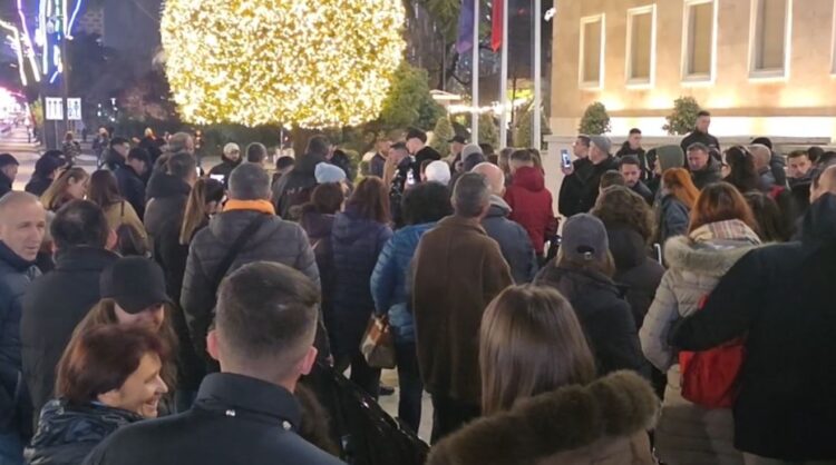 Lapaj vijon protestën para Kryeministrisë: Populli çoi qeverinë drejt dorëheqjes në Bullgari, ta shporrim edhe ne