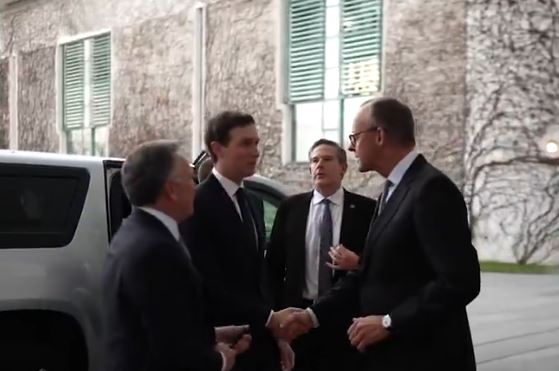 Nis takimi në Berlin, Merz publikon pamje të ardhjres së përfaqësuesve të Trump dhe Zelenskyt