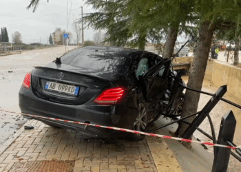 Përplasje mes dy makinave në Tushemisht, 3 të plagosur përfundojnë në spital