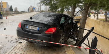 Përplasje mes dy makinave në Tushemisht, 3 të plagosur përfundojnë në spital