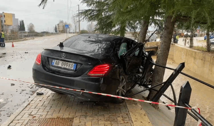 Përplasje mes dy makinave në Tushemisht, 3 të plagosur përfundojnë në spital